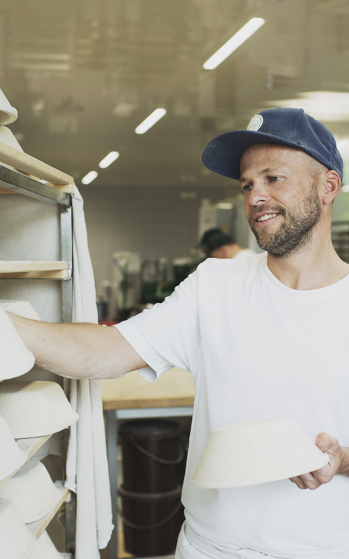 Öko-Modellregion – Bäcker Nigel Siedel mit Backformen in der Bäckerei